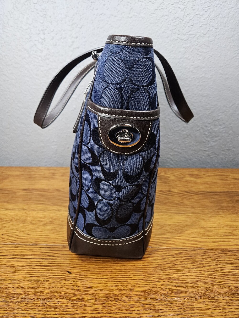 Coach Legacy Signature Lunch Tote - Picture 6 of 16